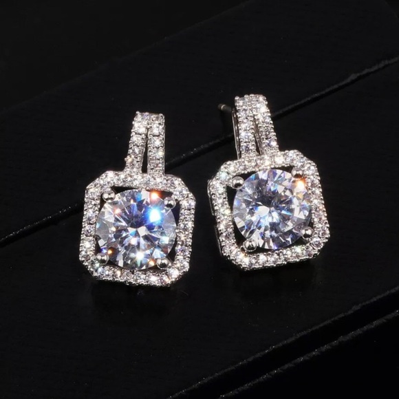 ¥ NEW WHITE SAPPHIRE STERLING SILVER STUD EARRINGS - Picture 2 of 5